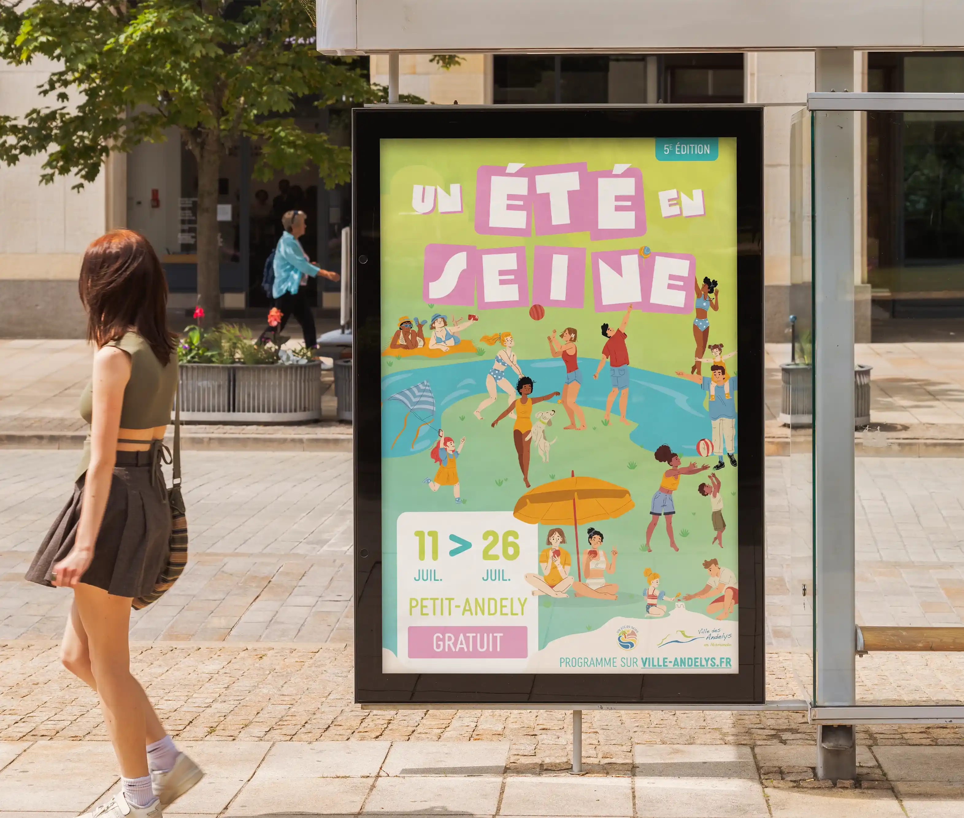 Photo d'une affiche pour l'événement : 'Un Été en Seine' dans un abribus.