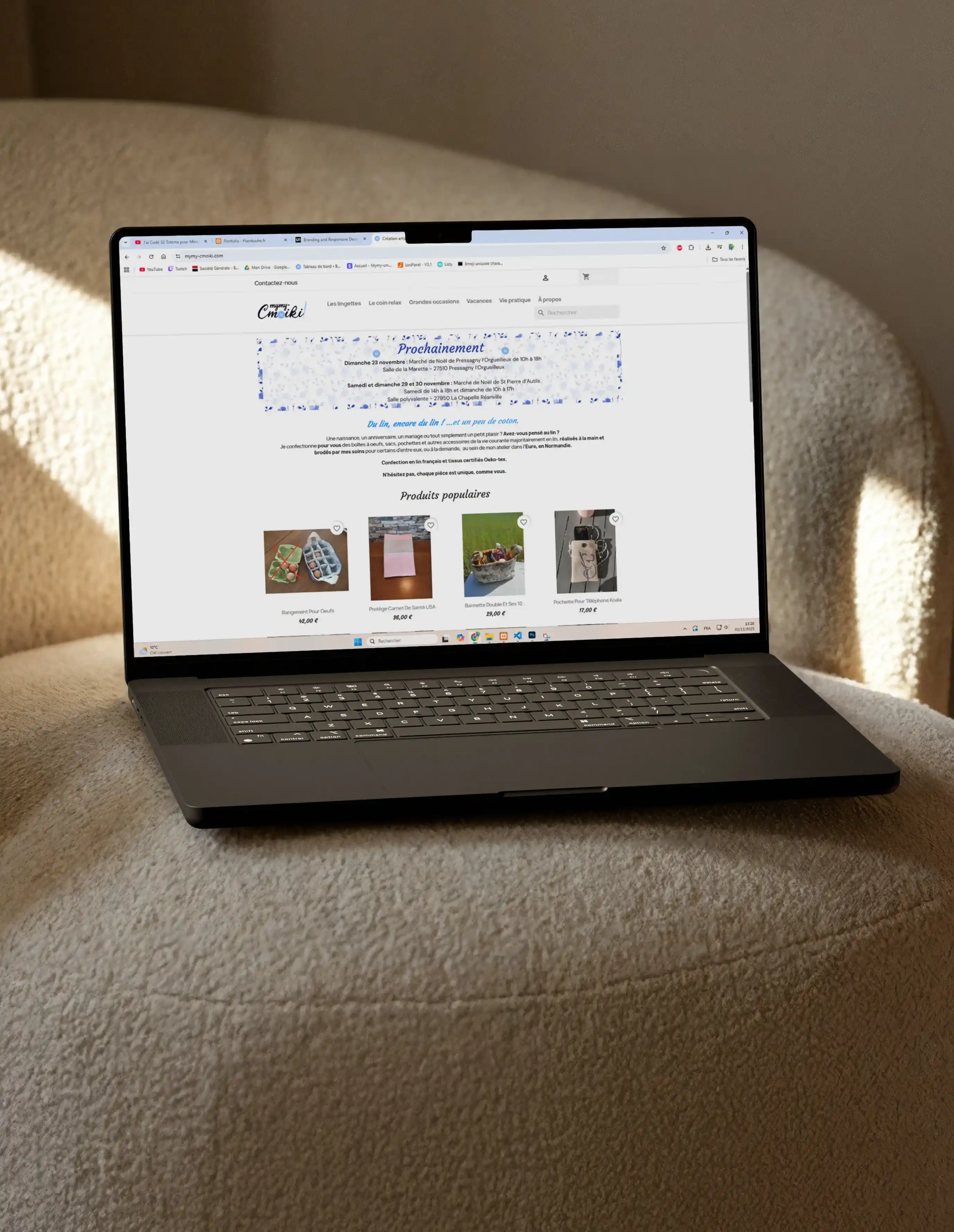 Photo d'un ordinateur posé sur un fauteuil et affichant la page d'accueil du site de mymy-cmoiki.