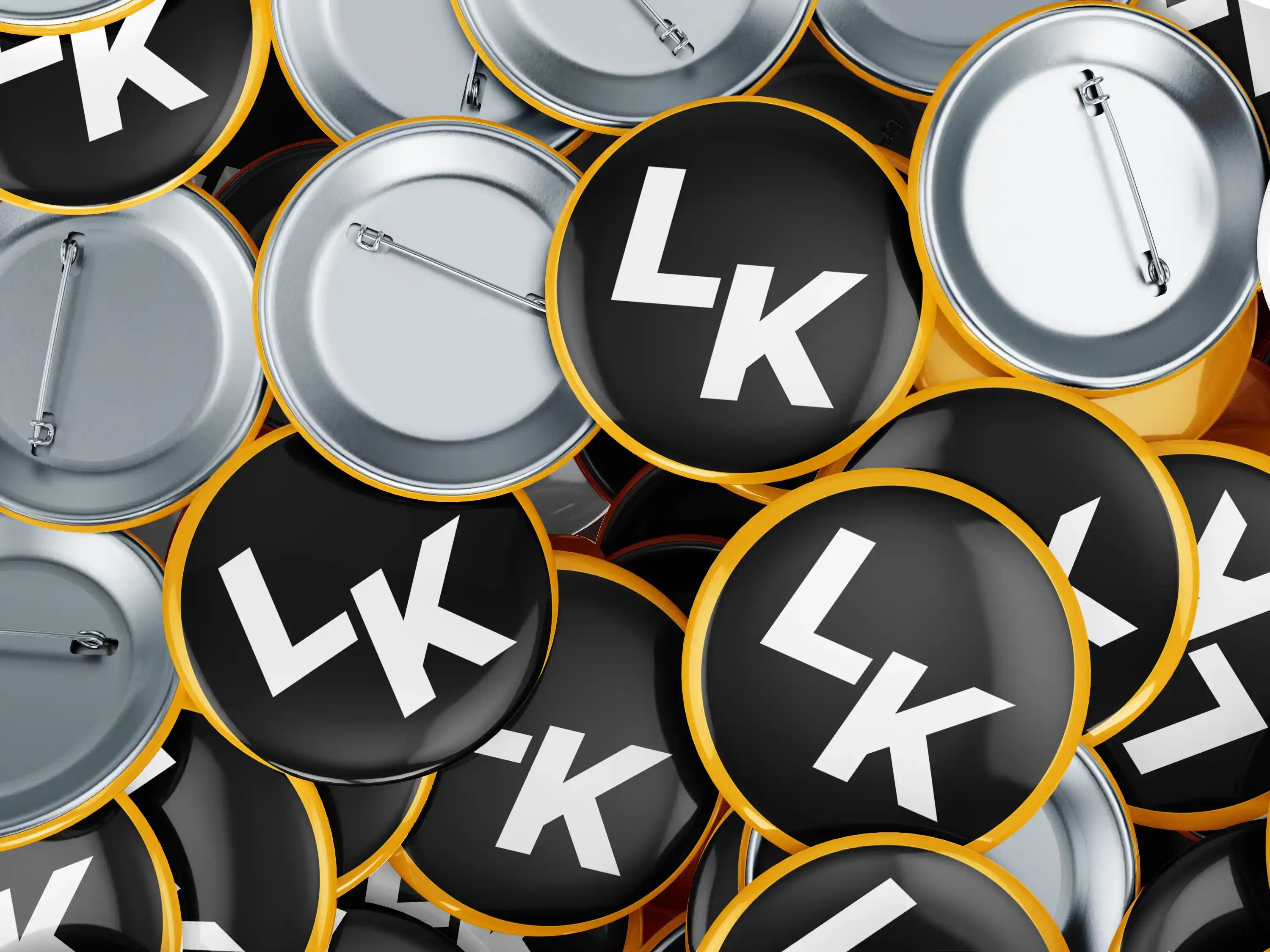 Photo de pins avec le logo du streamer Louka_OW