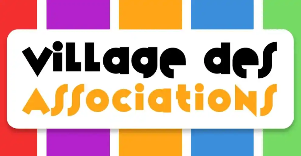 Logo du village des associations composé en deux lignes avec sur la première : 'village des' de couleur noire et sur la deuxième : 'associations' de couleur jaune. Les deux lignes étant dans un cartouche blanc aux bords arrondis. En fond, cinq bandes colorées (rouge, violet, jaune, bleu et vert) séparées par de plus étroites bandes blanches.